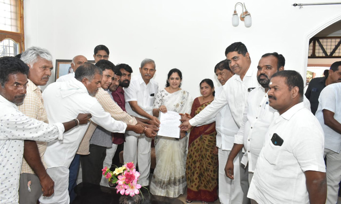  5 Lakh Check To The Family Of The Victim Of Accidental Death-TeluguStop.com
