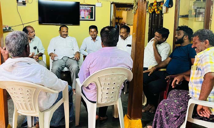  A Former Spokesperson Of The Pcc Visited The Family Of The Congress Worker ,chit-TeluguStop.com