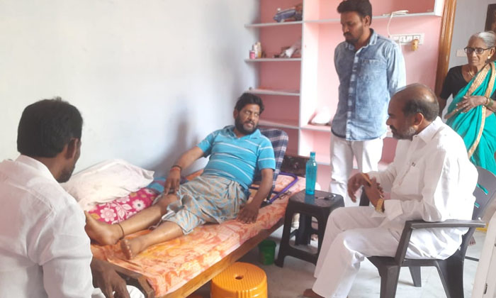 Aadi Visited A Congress Worker Who Was Injured In A Road Accident-TeluguStop.com