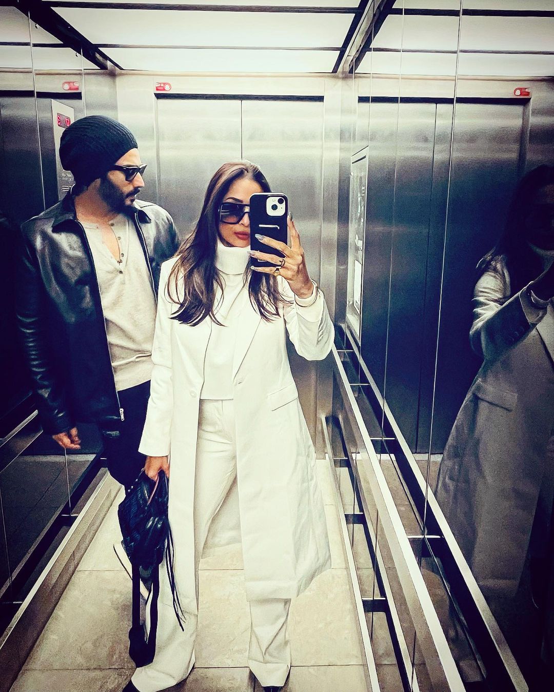  Arjun Kapoor Shares Lovely Pic With Malaika Arora In Lift-TeluguStop.com