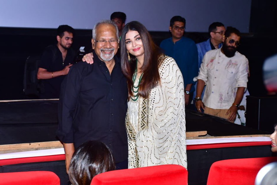  Aishwarya Rai Touches Mani Ratnam’s Feet At ‘ponniyin Selvan 2’-TeluguStop.com