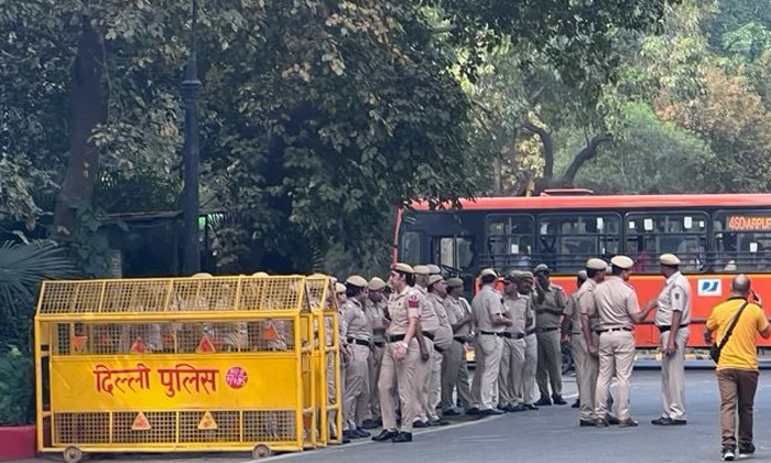 Attack On Wife And Children With Ax What Actually Happened , Neb Sarai, Vijay V Attack On Wife And Children With Ax What Actually Happened , Neb Sarai, Vijay V-TeluguStop.com