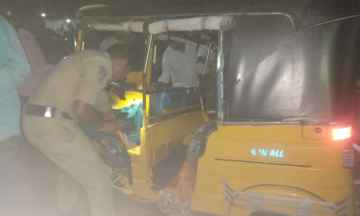  Auto And Bike Collided In Vemulawada Town Both Seriously Injured, Auto Bike Coll-TeluguStop.com