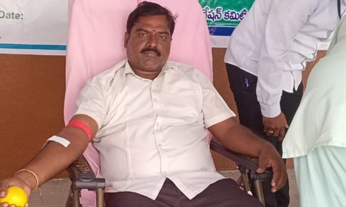  Bhaskar Who Donated Blood On Ambedkar Jayanti-TeluguStop.com