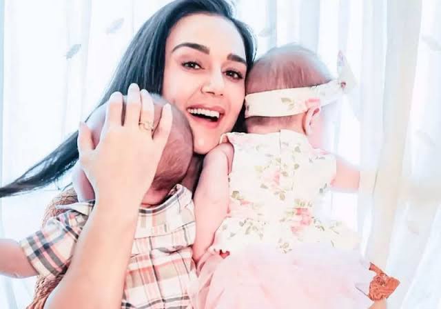  Preity Zinta Urges People To Not Photograph Or Touch Her Children-TeluguStop.com