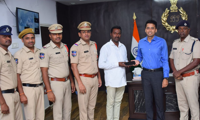  The District Sp Handed Over The Lost Phone To The Victim Through The State-of-th-TeluguStop.com