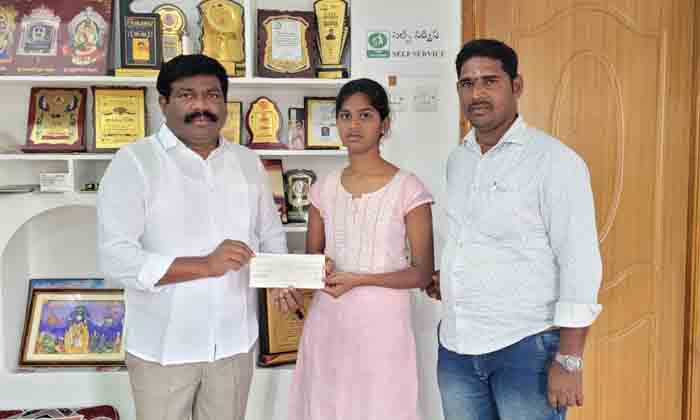  Dr. Goli Mohan Financial Assistance To A Poor Student Who Wants To Become A Doct-TeluguStop.com