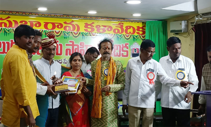 Dumpena Ramesh Who Received The Mahanandi Award, Dumpena Ramesh , Mahanandi Awar Dumpena Ramesh Who Received The Mahanandi Award, Dumpena Ramesh , Mahanandi Awar-TeluguStop.com