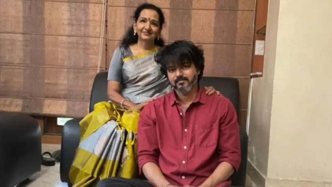  Thalapathy Vijay’s Heartwarming Photo With Mother Goes Viral-TeluguStop.com