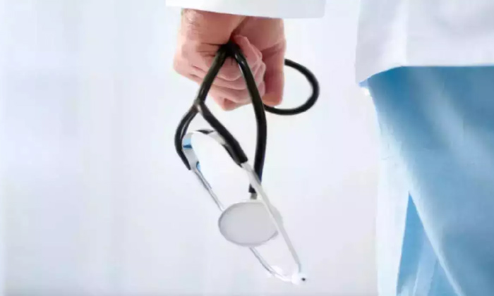 Indian Doctor Suspended For Racism Against Pakistani Colleague In Uk,nri Doctor, Indian Doctor Suspended For Racism Against Pakistani Colleague In Uk,nri Doctor,-TeluguStop.com