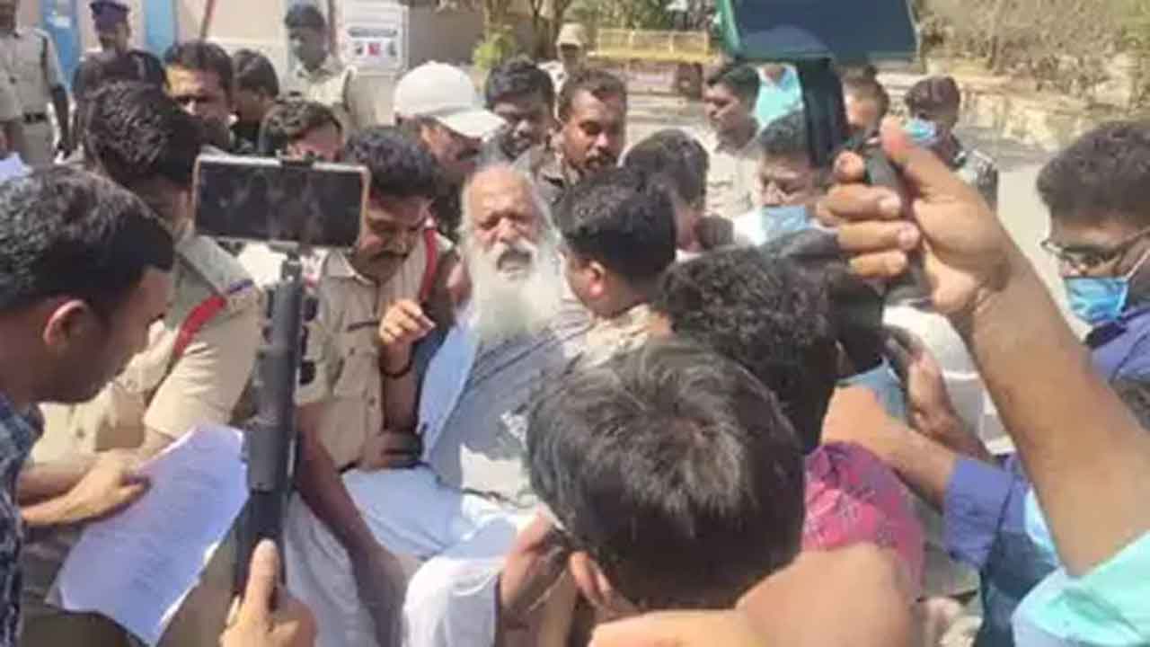  Andhra Pradesh : Jc Prabhakar Reddy Under House Arrest-TeluguStop.com