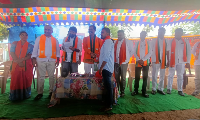  Ktr Joins Bjp In Ilaka , Ktr, Bjp, Bharatiya Janata Party, Gundadi Venkat Reddy-TeluguStop.com