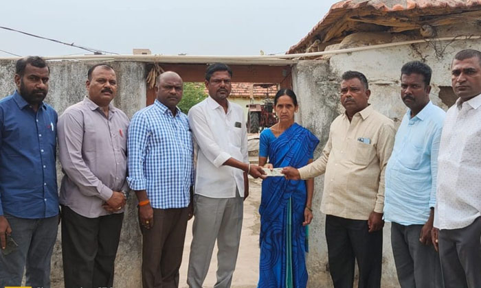  Kolumula Damodar Swarnalatha Foundation Provided Financial Assistance Of 30 Tho-TeluguStop.com