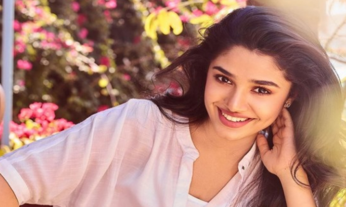 Krithi Shetty Hopes On Upcoming Movies , Kriti Shetty, Sharwanand, Bebamma, Srir Krithi Shetty Hopes On Upcoming Movies , Kriti Shetty, Sharwanand, Bebamma, Srir-TeluguStop.com