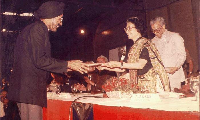  Late Pm Indira Gandhi Giving Keys Of First Maruti 800 Car To Customer Harpal Sin-TeluguStop.com