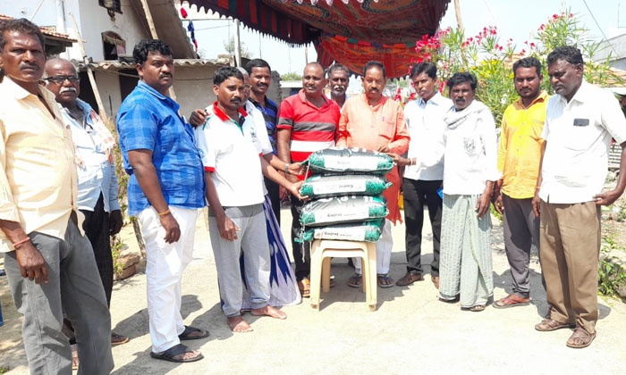  Distribution Of Quintal Of Rice To Congress Leader's Family , Narasimhulu , Ume-TeluguStop.com