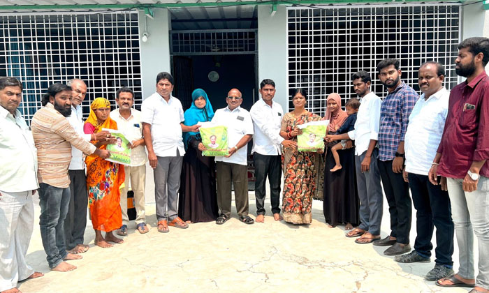  Mpp Pilli Renuka Kishan Distributed Clothes To Muslims In Singaram , Rajanna Sir-TeluguStop.com