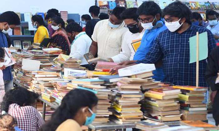  Huge Response For Free Book Distribution Queue Line , Free Book Distribution ,-TeluguStop.com