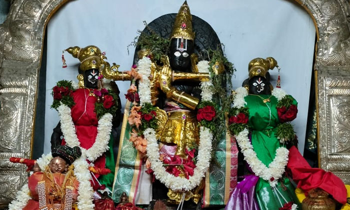  2 Crores Sanctioned For The Reconstruction Of Sri Venugopala Swamy Temple-TeluguStop.com