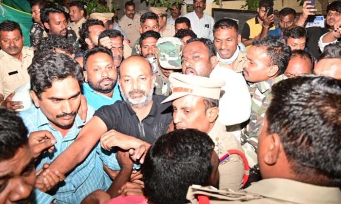 What Are The Reasons Behind Kcrs Postponed Press Meet ,kcr ,ktr,bjp ,10 Th Pape What Are The Reasons Behind Kcrs Postponed Press Meet ,kcr ,ktr,bjp ,10 Th Pape-TeluguStop.com