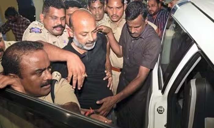 Is This Kcr's Warning To Bjp With 'bandi' Arrest ,bandi Sanjay, Telangana Bjp P Is This Kcr's Warning To Bjp With 'bandi' Arrest ,bandi Sanjay, Telangana Bjp P-TeluguStop.com