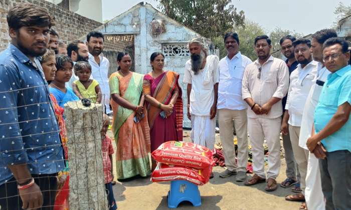  Two Houses Burnt Down Due To Short Circuit Sarpanch Distributed 50 Kg Of Rice,tw-TeluguStop.com