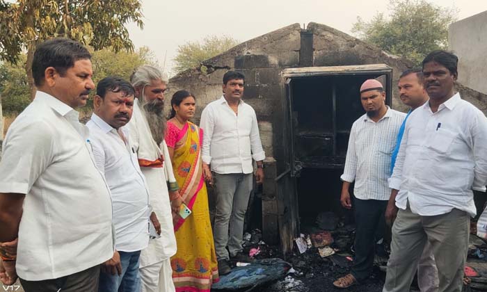  Two Houses Caught Fire Due To Short Circuit , Two Houses Caught Fire , Short Cir-TeluguStop.com