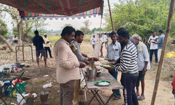  Sarpanch Gave Food To The Farmers, Yellareddipet , Farmers , Rajanna Sircilla-TeluguStop.com