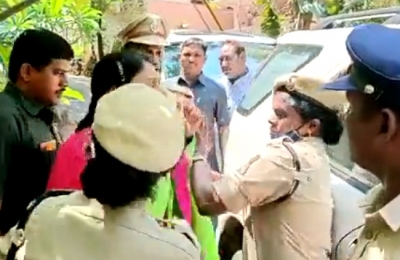  After Sharmila, Her Mother Vijayamma Too Slaps Cop (ld)-TeluguStop.com