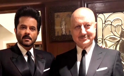  Anil Takes Oxygen Therapy, Anupam Quips 'chand Pe Ja Rahe Ho'-TeluguStop.com