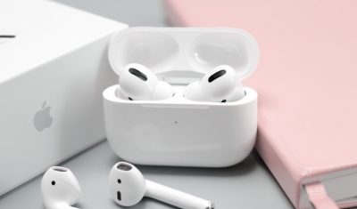  Apple May Launch Airpods Case With Built-in Touchscreen-TeluguStop.com