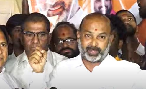  Bandi Sanjay Mandipattu On Kcr, Warangal Cp-TeluguStop.com