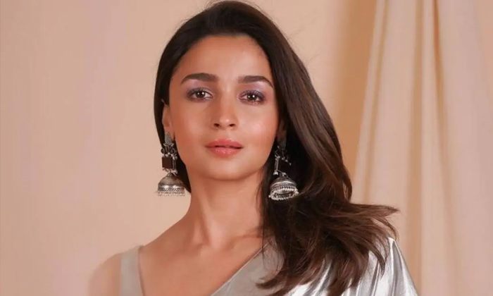 Bollywood Heroine Alia Bhatt Don't Want To Do Telugu Films ,alia Bhatt , Allu Bollywood Heroine Alia Bhatt Don't Want To Do Telugu Films ,alia Bhatt , Allu-TeluguStop.com