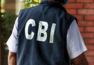  Cbi Arrests Two Delhi Cops In Bribery Case-TeluguStop.com