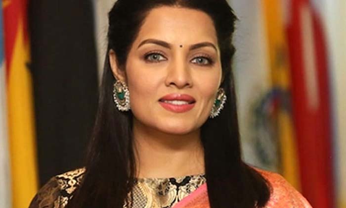  Celina Jaitly Gives Counter To Netigen-TeluguStop.com