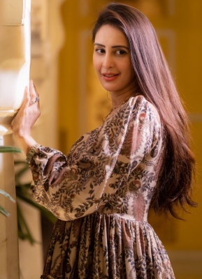  Chahatt Khanna To Be In Jacqueline Fernandez, Zayed Khan-starrer 'one Way'-TeluguStop.com