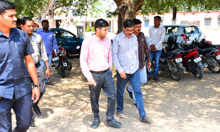  Collector Anurag Jayanthi Inspected Tenth Class Exam Centers, Collector Anurag J-TeluguStop.com