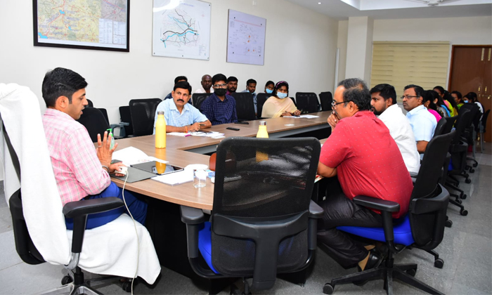  Collector Anurag Jayanthi Review Meeting With Health Officers On Aarogya Mahila-TeluguStop.com