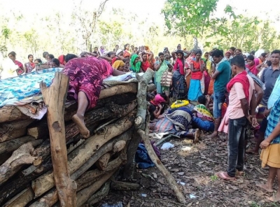  Dantewada Attack: Slain Drg Jawan's Grieving Widow Lies Down On Husband's Pyre-TeluguStop.com