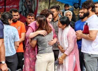  Don't Have Any Expectations From Pm: Priyanka Gandhi Meets Protesting Wrestlers-TeluguStop.com