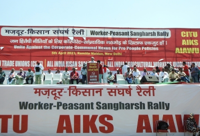  Farmers Protest Against Centre's Policies At Delhi's Ramlila Maidan-TeluguStop.com