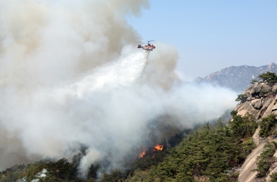  Firefighters Battle Wildfires In S.korea For 3rd Day-TeluguStop.com