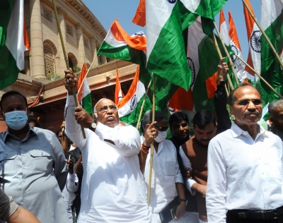 Govt Afraid Of Jpc Probe In Adani Matter: Kharge Govt Afraid Of Jpc Probe In Adani Matter: Kharge-TeluguStop.com