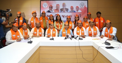  Gujarat: Six Aap Corporators In Surat Join Bjp-TeluguStop.com