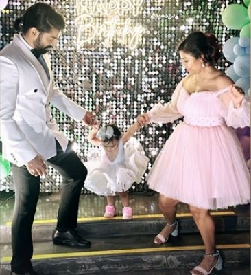  Gurmeet, Debina Celebrate Their Daughter's First B'day, Call Her A 'blessing'-TeluguStop.com