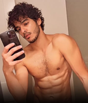  Ishaan Khatter Goes Shirtless In Mirror Selfie, Flaunts Perfect Abs-TeluguStop.com