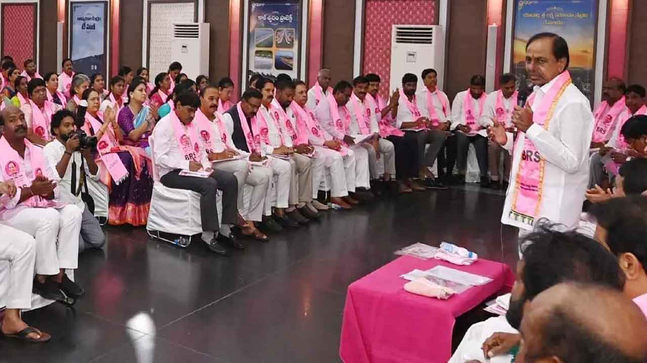  Kcr Warns Mlas Over Corruption In Dalit Bandhu-TeluguStop.com