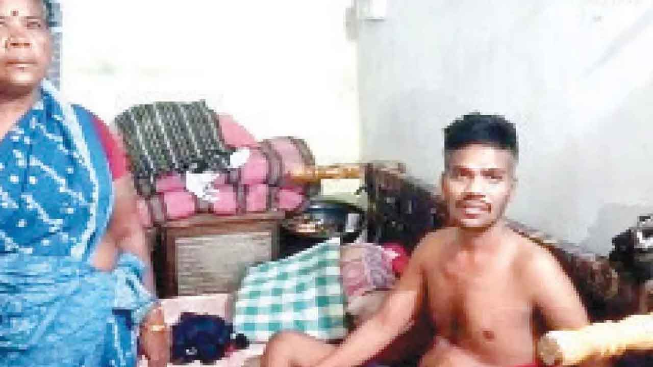  Andhra Pradesh : Man Forced To Sell Kidney!-TeluguStop.com