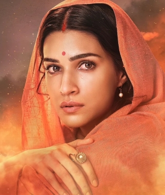  Kriti Sanon Is A Tearful Sita In The New 'adipurush' Poster-TeluguStop.com