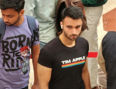  Man Appears With 'tim Apple' On His T-shirt As Cook Unveils Apple Saket Store-TeluguStop.com